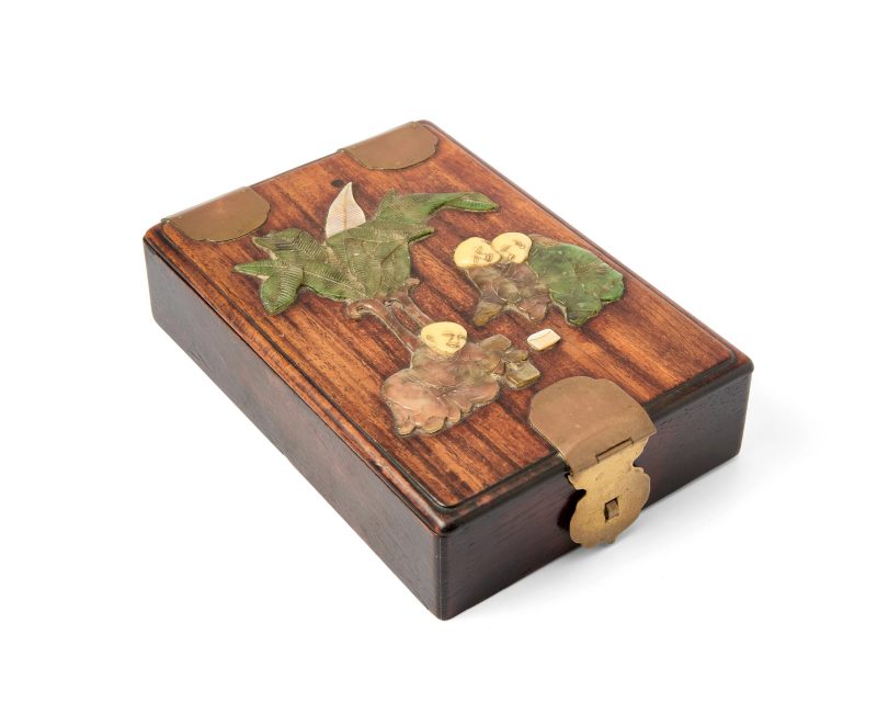 清晚期 紫檀嵌寳嬰戲紋蓋盒 | A Chinese hardstone-inlaid zitan box and cover