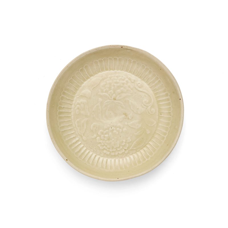 宋/金 定窯白釉模印「並蒂牡丹」紋盤 | A Chinese Ding-type moulded dish - 图1