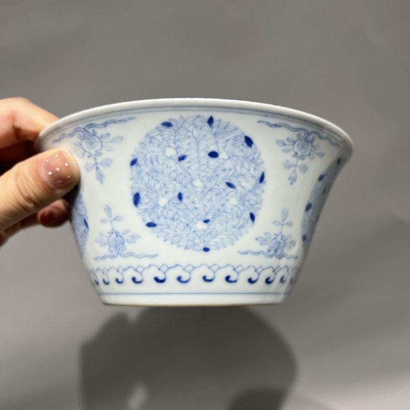 清乾隆 青花淡描团花纹马蹄碗 - 图3