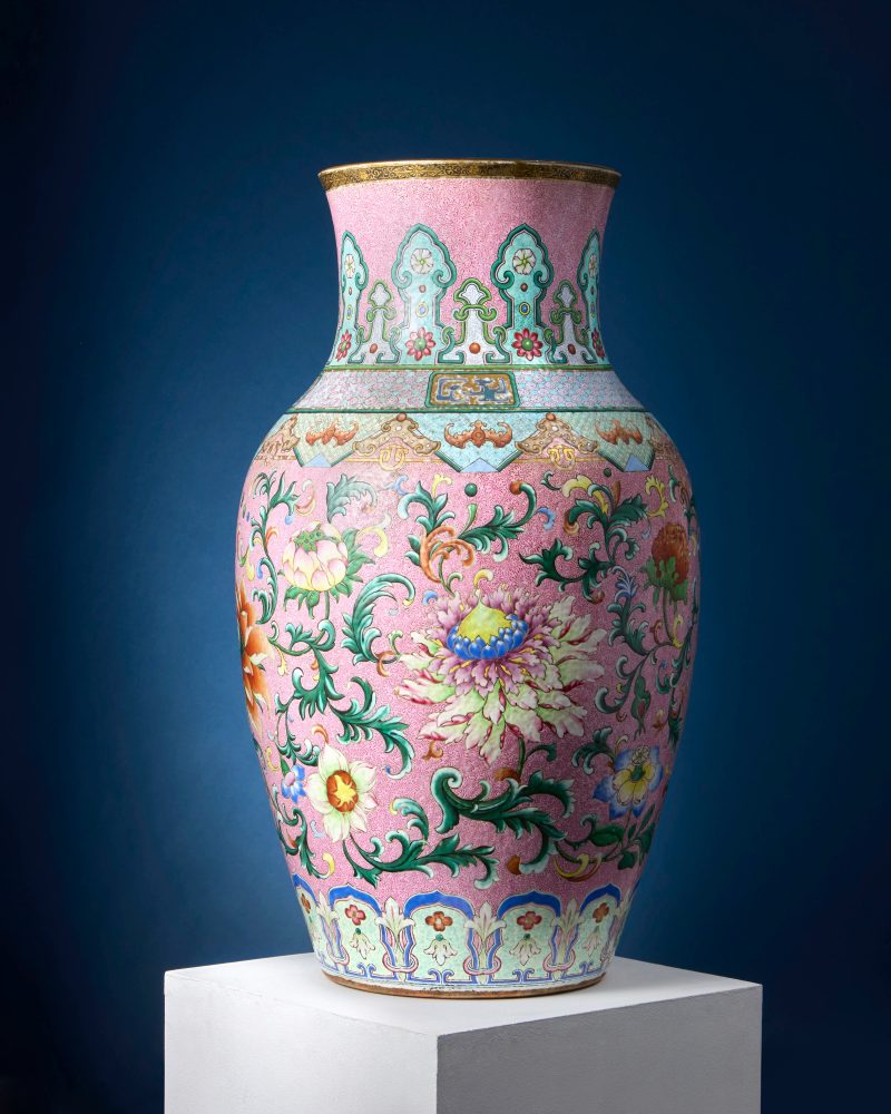 清乾隆/嘉慶 粉地洋彩洋花大瓶 | A rare and magnificent Chinese 'yangcai' famille rose baluster vase of massive proportions - 图8