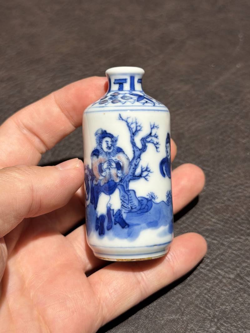 清 青花釉里红人物图鼻烟壶一对 - 图15