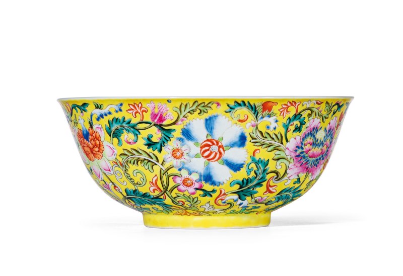 清道光 黄地洋彩缠枝花卉纹碗 - 图2