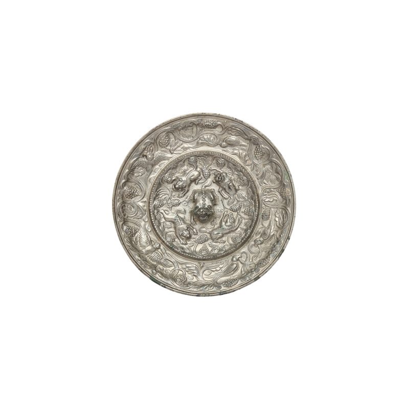 唐 銅鬆鼠葡萄紋銅鏡 | A Chinese bronze 'squirrels and grapevine' mirror - 图1