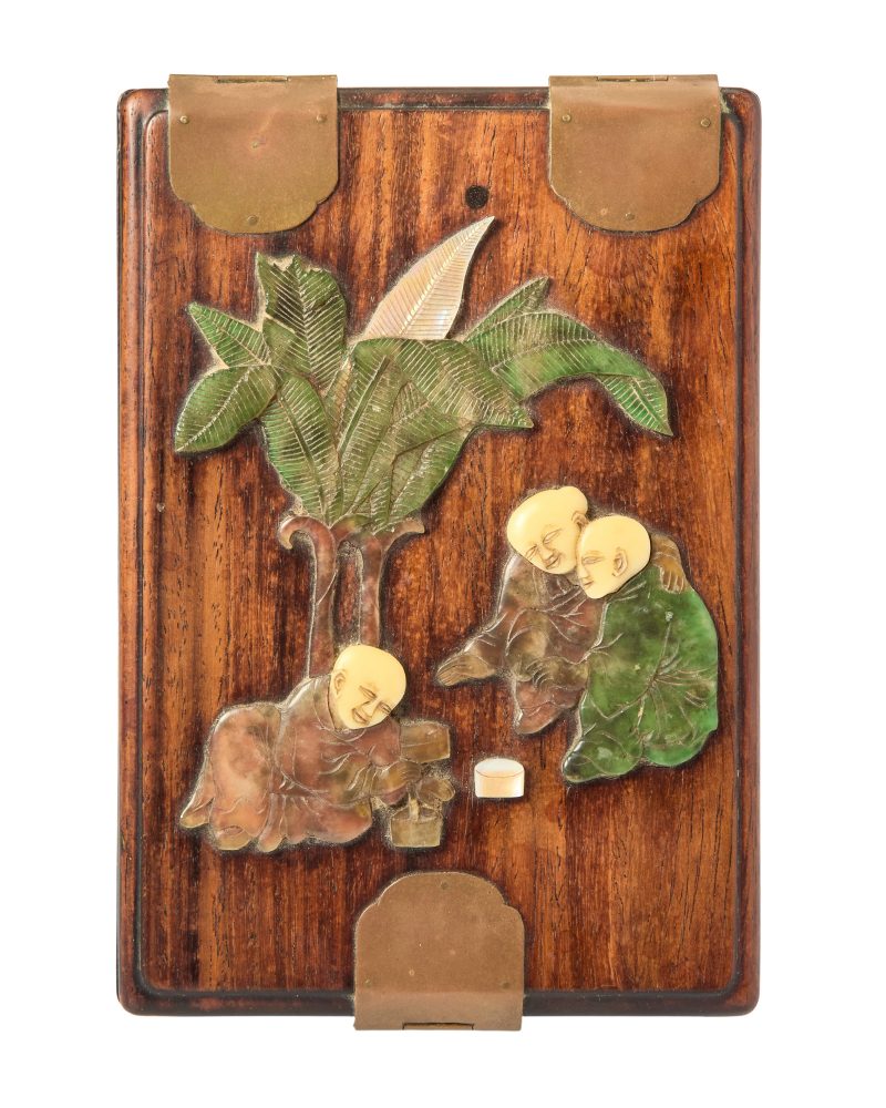 清晚期 紫檀嵌寳嬰戲紋蓋盒 | A Chinese hardstone-inlaid zitan box and cover - 图2