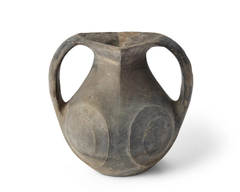 漢 黑陶羊角雙耳罐 | A Chinese black pottery amphora - 图1