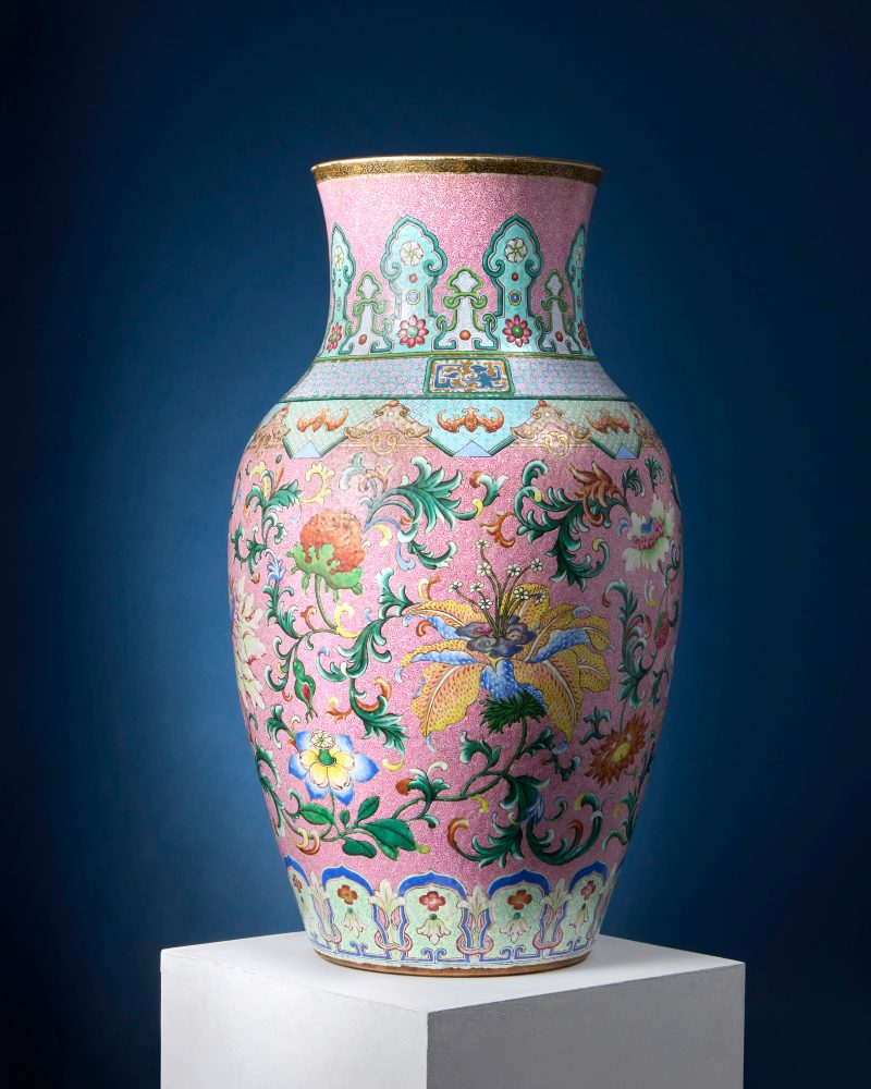 清乾隆/嘉慶 粉地洋彩洋花大瓶 | A rare and magnificent Chinese 'yangcai' famille rose baluster vase of massive proportions - 图9