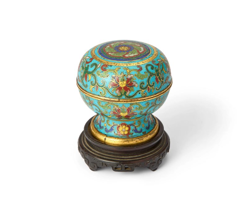 清乾隆 銅胎掐絲琺琅豆連木座 | A Chinese cloisonné and champlevé-enamel stem box and cover - 图1