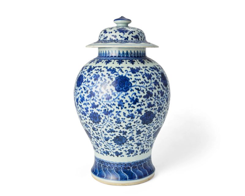 清乾隆 青花纏枝蓮紋蓋罐 | A Chinese blue and white 'lotus' baluster jar and cover