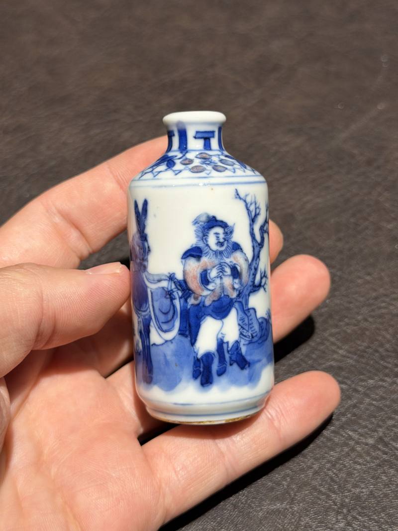 清 青花釉里红人物图鼻烟壶一对 - 图16