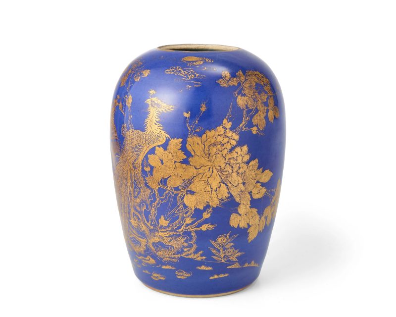 清乾隆 灑藍描金「鳳穿牡丹」紋罐 | A Chinese powder-blue and gilt oviform jar