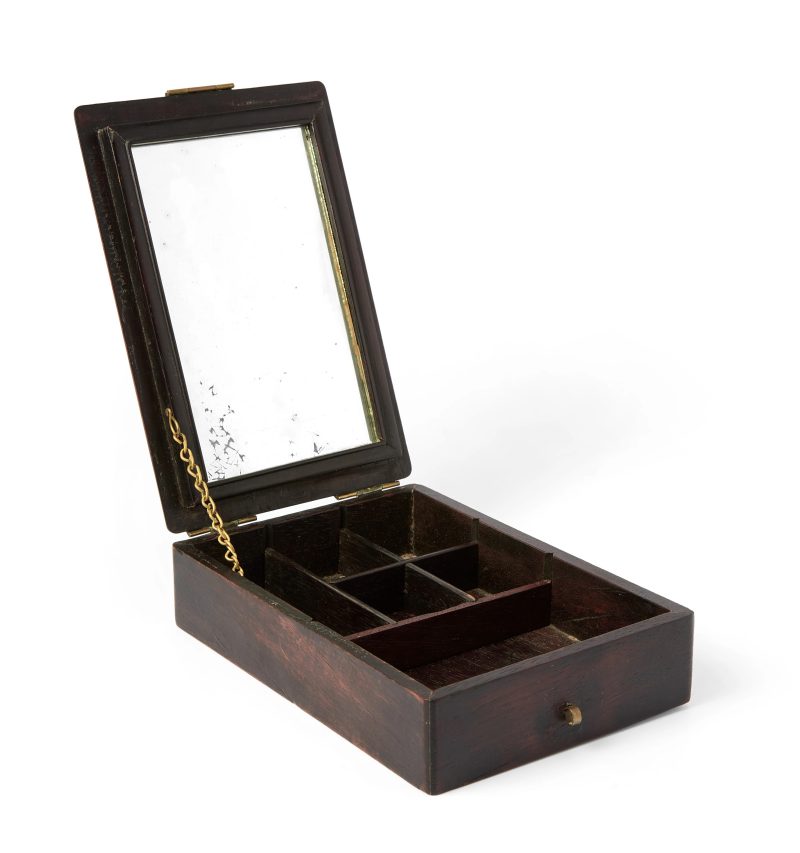 清晚期 紫檀嵌寳嬰戲紋蓋盒 | A Chinese hardstone-inlaid zitan box and cover - 图3