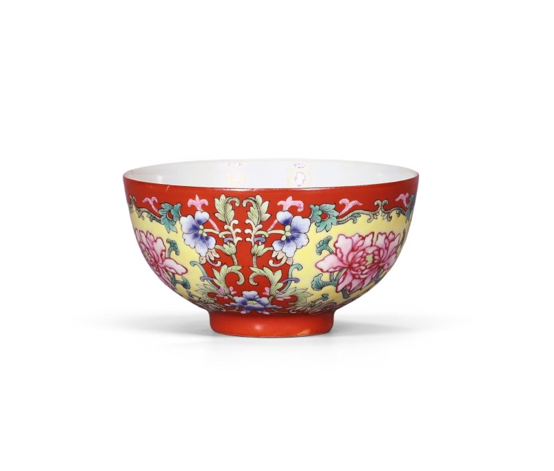 清道光 珊瑚红地开光洋彩花卉纹碗 - 图1