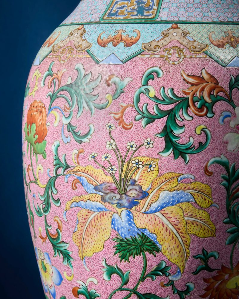 清乾隆/嘉慶 粉地洋彩洋花大瓶 | A rare and magnificent Chinese 'yangcai' famille rose baluster vase of massive proportions - 图10