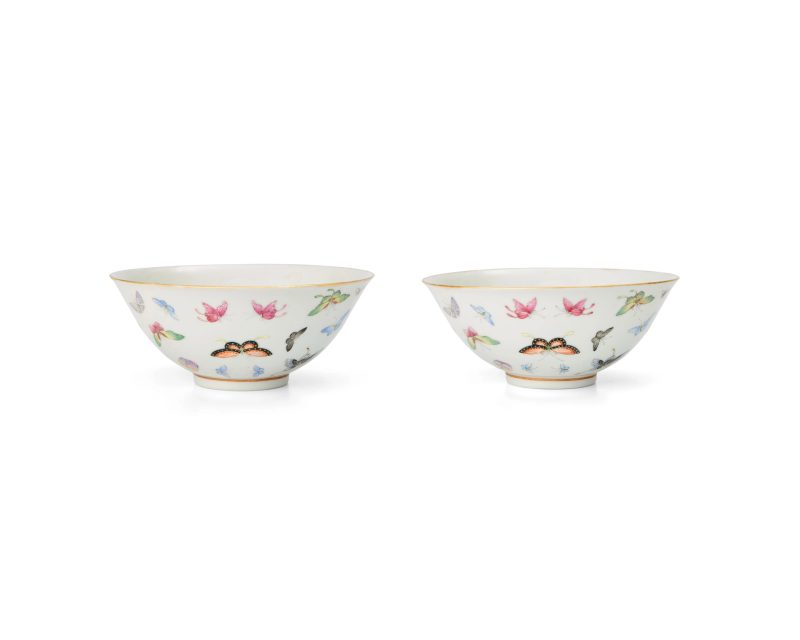 清光緒 粉彩「百蝶」紋碗一對連錦盒 | A pair of fine Chinese famille rose 'butterfly' bowls
