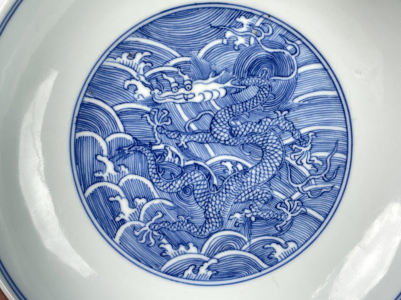 清乾隆 青花海水九龙盘 - 图3