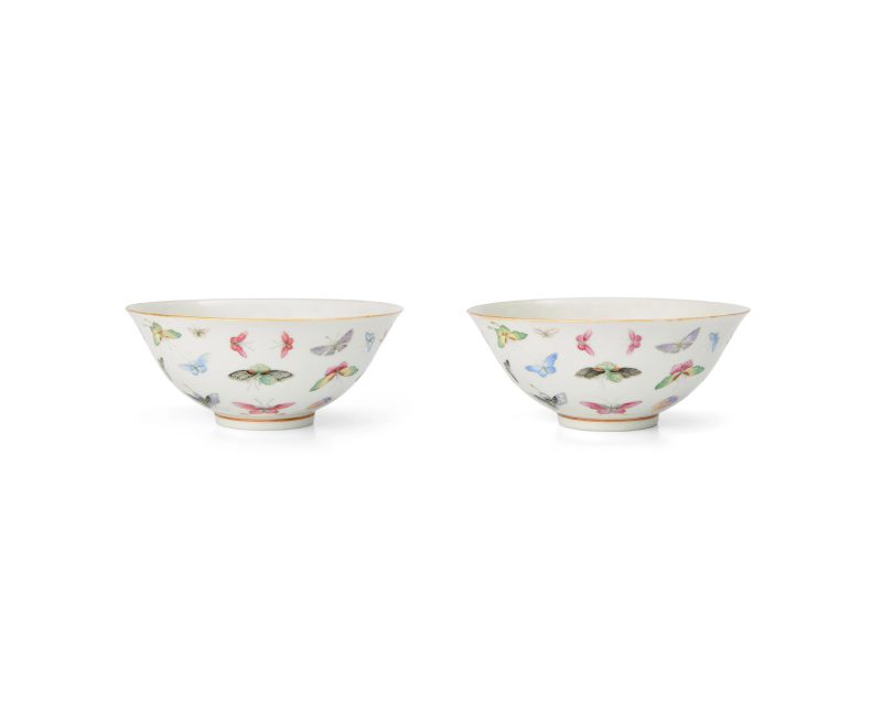 清光緒 粉彩「百蝶」紋碗一對連錦盒 | A pair of fine Chinese famille rose 'butterfly' bowls - 图2