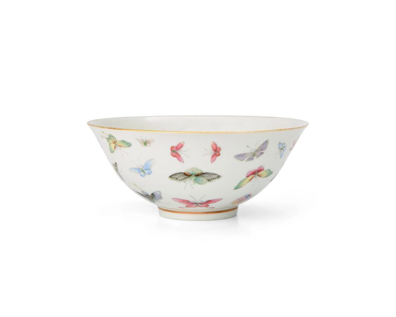 清光緒 粉彩「百蝶」紋碗一對連錦盒 | A pair of fine Chinese famille rose 'butterfly' bowls - 图3