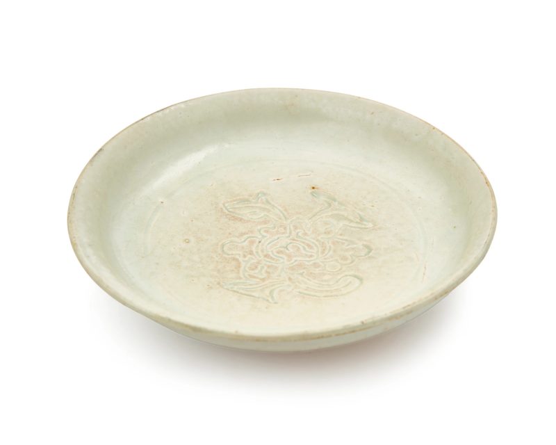 元 青白釉印花盤 | A Chinese qingbai-glazed dish - 图1