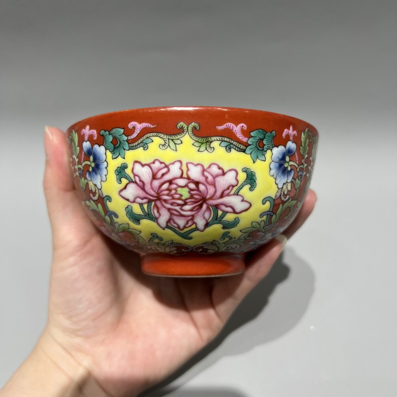 清道光 珊瑚红地开光洋彩花卉纹碗 - 图2