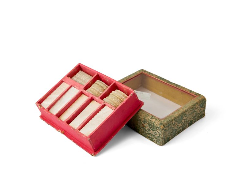 清十九世紀 螺鈿籌碼及盒 | A box of Chinese mother of pearl counters
