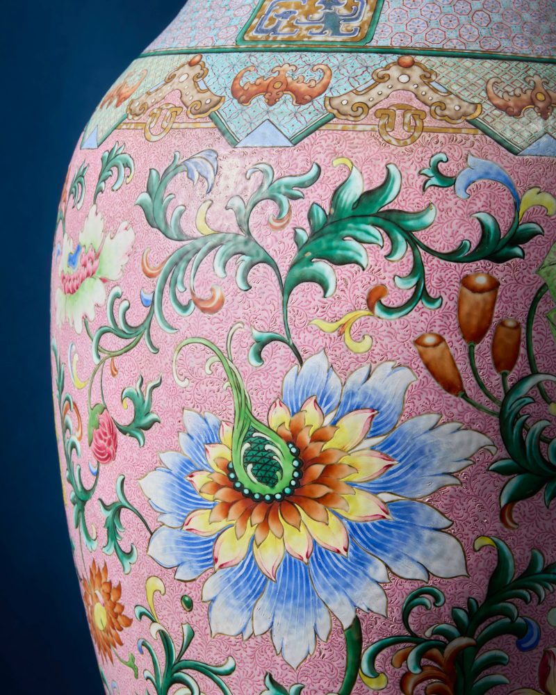 清乾隆/嘉慶 粉地洋彩洋花大瓶 | A rare and magnificent Chinese 'yangcai' famille rose baluster vase of massive proportions - 图11
