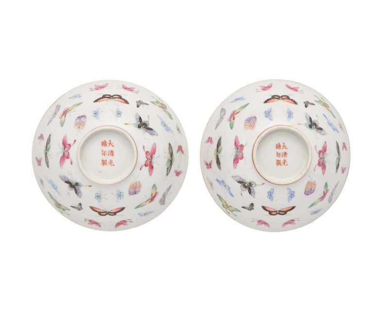 清光緒 粉彩「百蝶」紋碗一對連錦盒 | A pair of fine Chinese famille rose 'butterfly' bowls - 图8