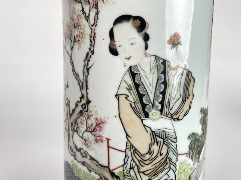 清晚期 汪章款浅降彩人物诗文帽筒一对 - 图10
