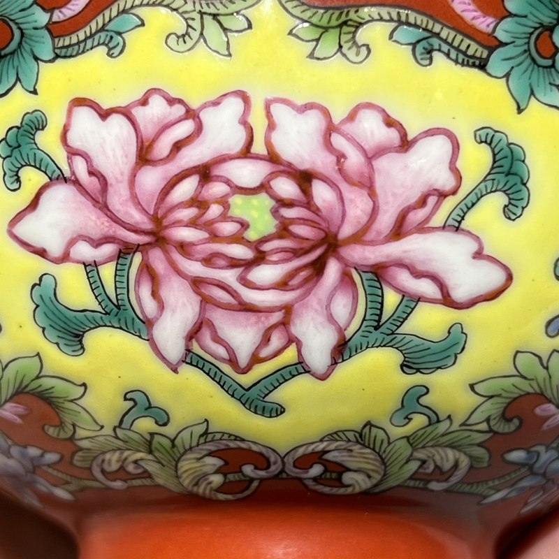 清道光 珊瑚红地开光洋彩花卉纹碗 - 图3