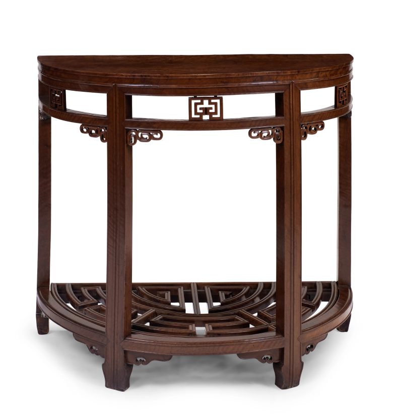 清十八/十九世紀 虎斑木雕拐子紋月牙桌一對 | A pair of Chinese ‘tiger wood’ demi-lune locking tables - 图2