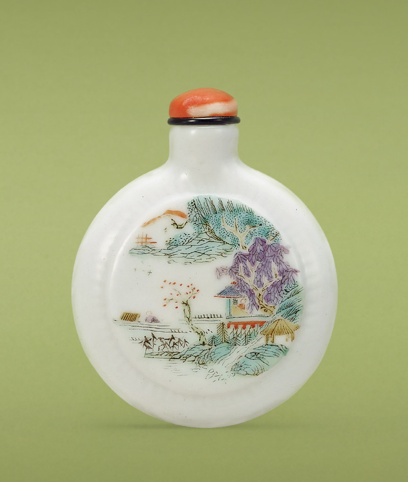 清  粉彩山水人物圖抱月式鼻煙壺