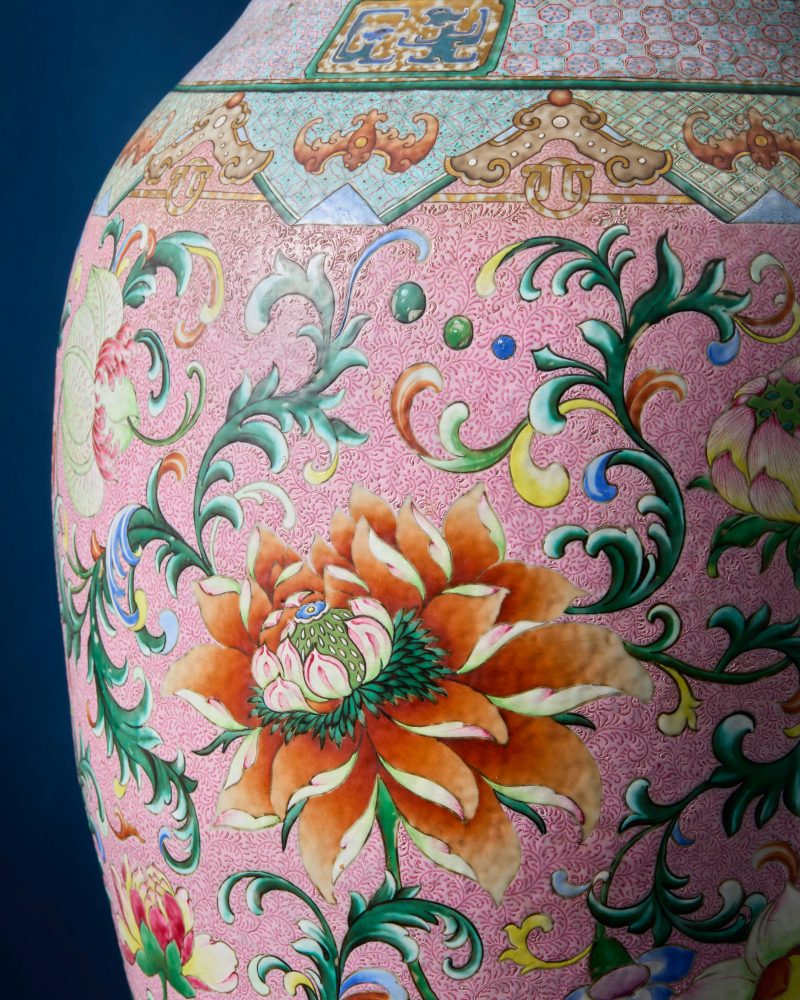 清乾隆/嘉慶 粉地洋彩洋花大瓶 | A rare and magnificent Chinese 'yangcai' famille rose baluster vase of massive proportions - 图12