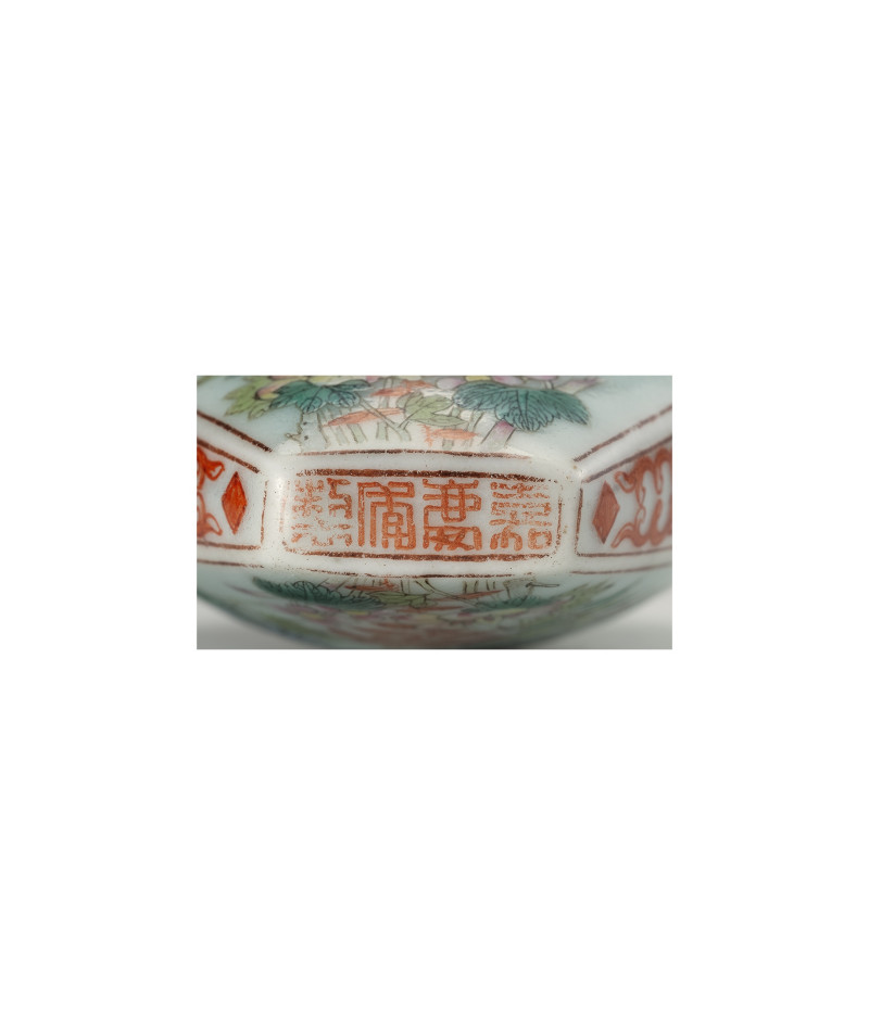 清嘉慶  粉彩花開錦繡圖鼻煙壺 - 图2