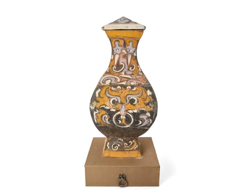 西漢 陶加彩饕餮紋帶蓋方壺一對 | A pair of Chinese painted pottery square jars and covers, fanghu - 图2