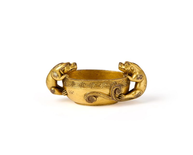 明 銅鎏金雙獸耳盃 | A Chinese gilt bronze twin-handled cup - 图1