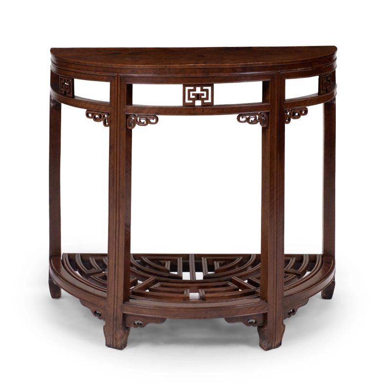 清十八/十九世紀 虎斑木雕拐子紋月牙桌一對 | A pair of Chinese ‘tiger wood’ demi-lune locking tables - 图3