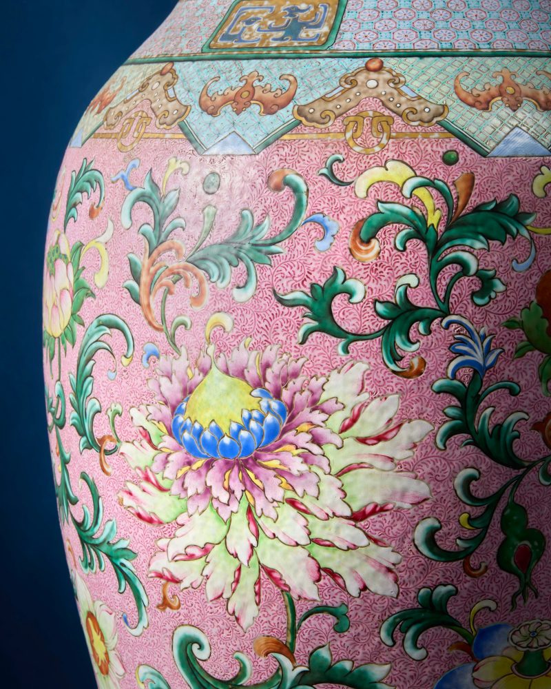 清乾隆/嘉慶 粉地洋彩洋花大瓶 | A rare and magnificent Chinese 'yangcai' famille rose baluster vase of massive proportions - 图13