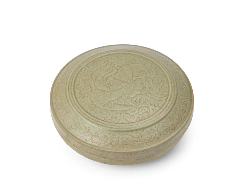 宋/金 青釉刻划鴛鴦花卉紋蓋盒 | A Chinese celadon-glazed box and cover
