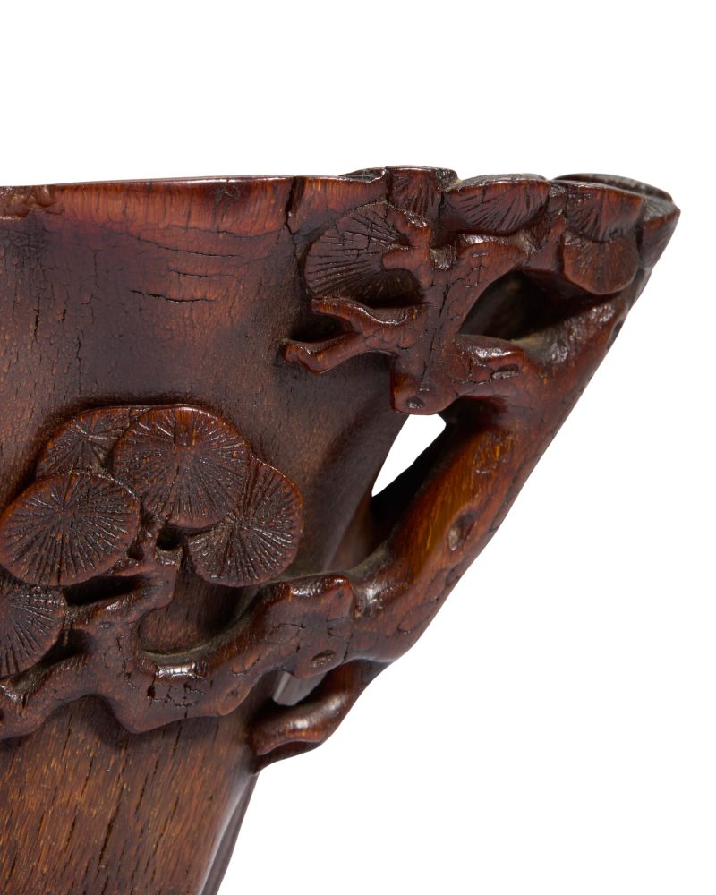 清十七/十八世紀 犀角雕松紋杯 | A Chinese rhinoceros horn ‘pine tree’ libation cup - 图2