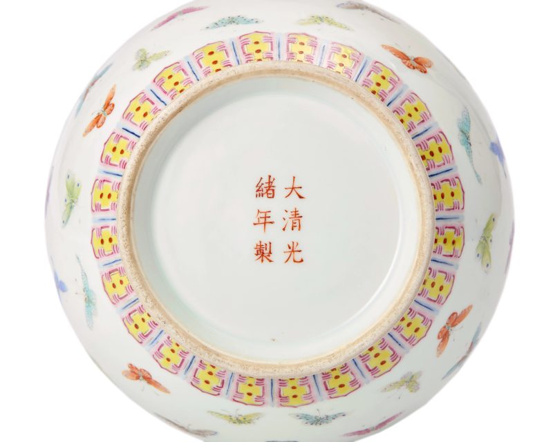 清光緒 粉彩描金「百蝶」紋賞瓶，礬紅楷書「大清光緒年製」款 | A Chinese famille rose 'butterflies' bottle vase, shangping - 图3