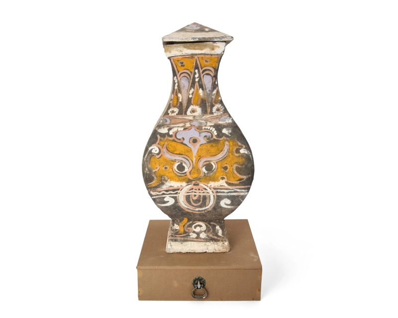 西漢 陶加彩饕餮紋帶蓋方壺一對 | A pair of Chinese painted pottery square jars and covers, fanghu - 图3