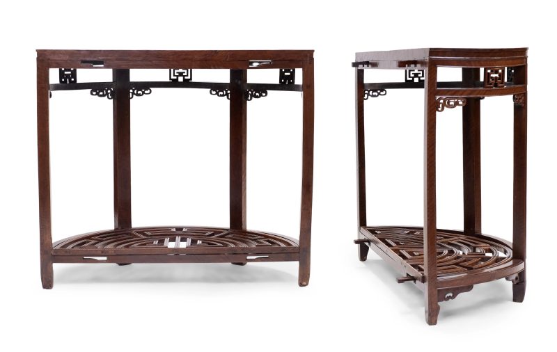 清十八/十九世紀 虎斑木雕拐子紋月牙桌一對 | A pair of Chinese ‘tiger wood’ demi-lune locking tables - 图4