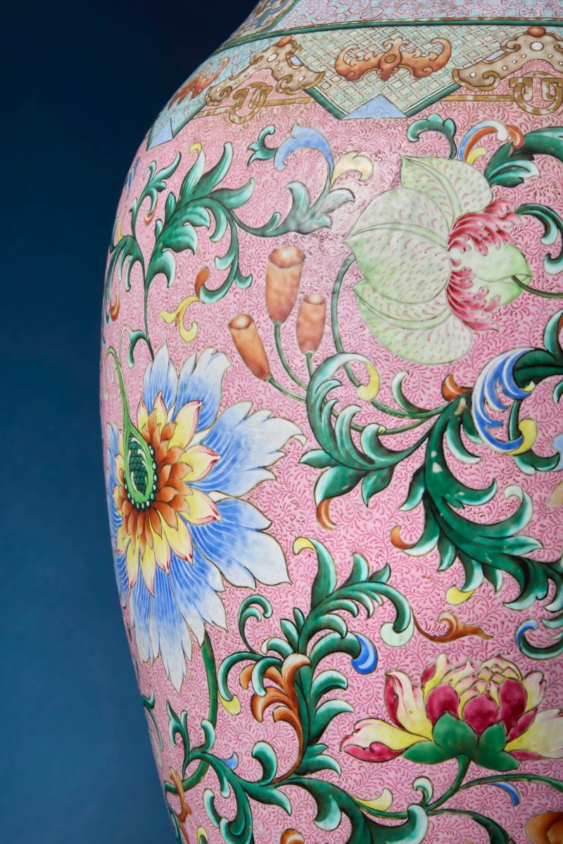 清乾隆/嘉慶 粉地洋彩洋花大瓶 | A rare and magnificent Chinese 'yangcai' famille rose baluster vase of massive proportions - 图14
