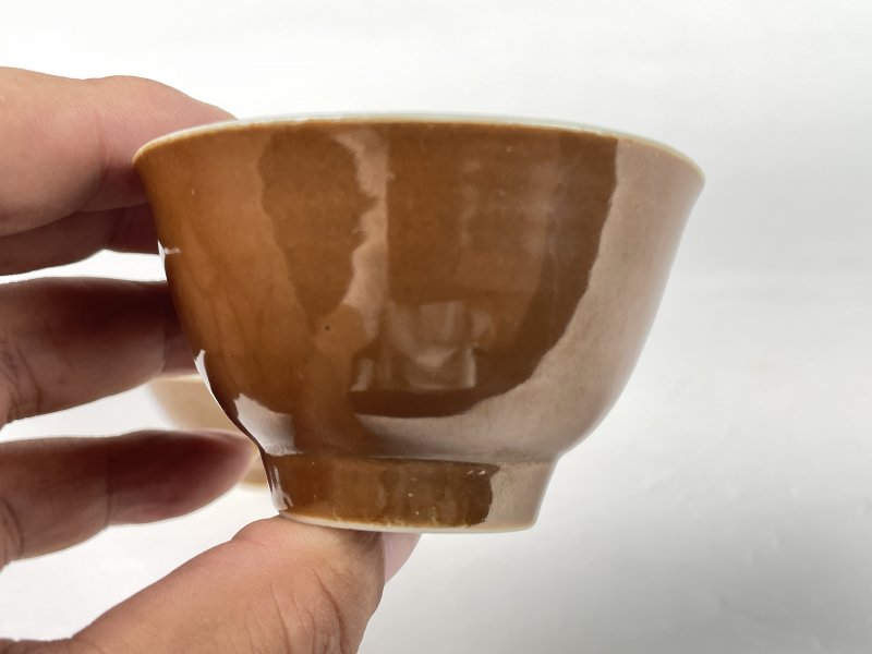 清康熙 外酱釉内青花花篮纹杯一对 - 图3