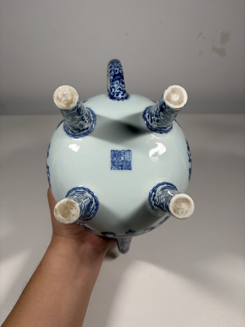 清乾隆 青花莲托八吉祥纹盉壶 - 图12