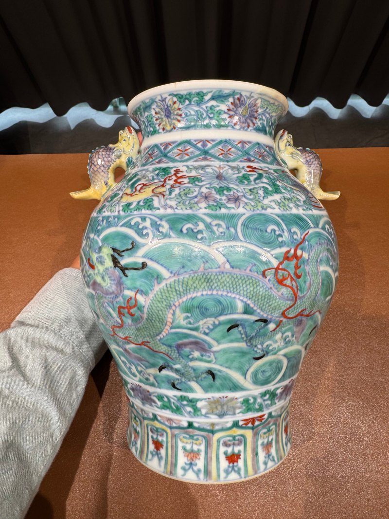 清康熙 斗彩海水瑞兽龙凤纹摩羯鱼耳尊 - 图2