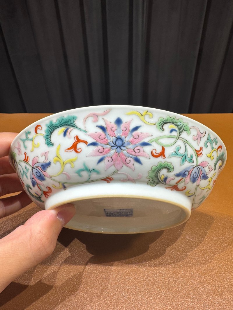 清乾隆 外粉彩缠枝莲纹内五福盘一对 - 图5