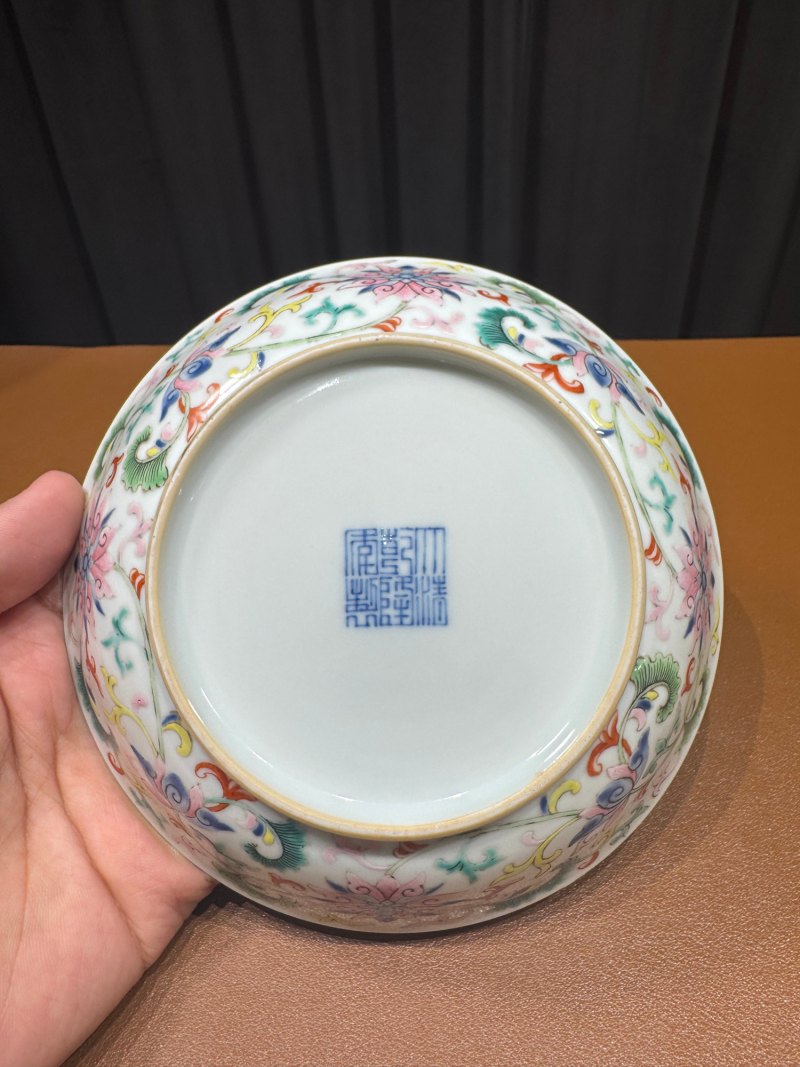 清乾隆 外粉彩缠枝莲纹内五福盘一对 - 图8