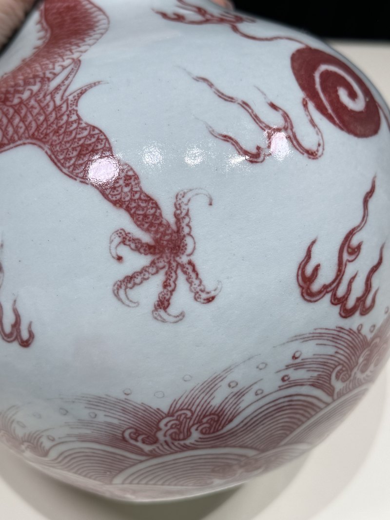 清乾隆 釉里红海水云龙纹小天球瓶 - 图17