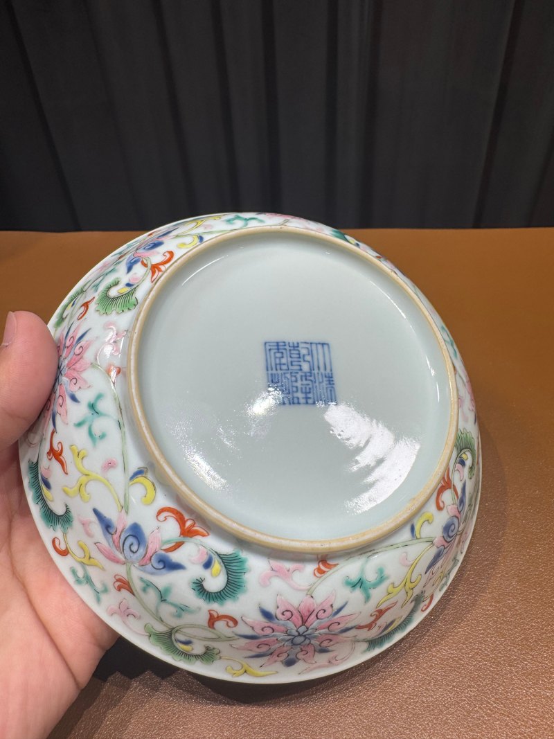 清乾隆 外粉彩缠枝莲纹内五福盘一对 - 图9