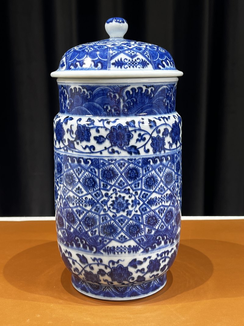 清乾隆 青花锦地花卉纹壮罐 - 图5